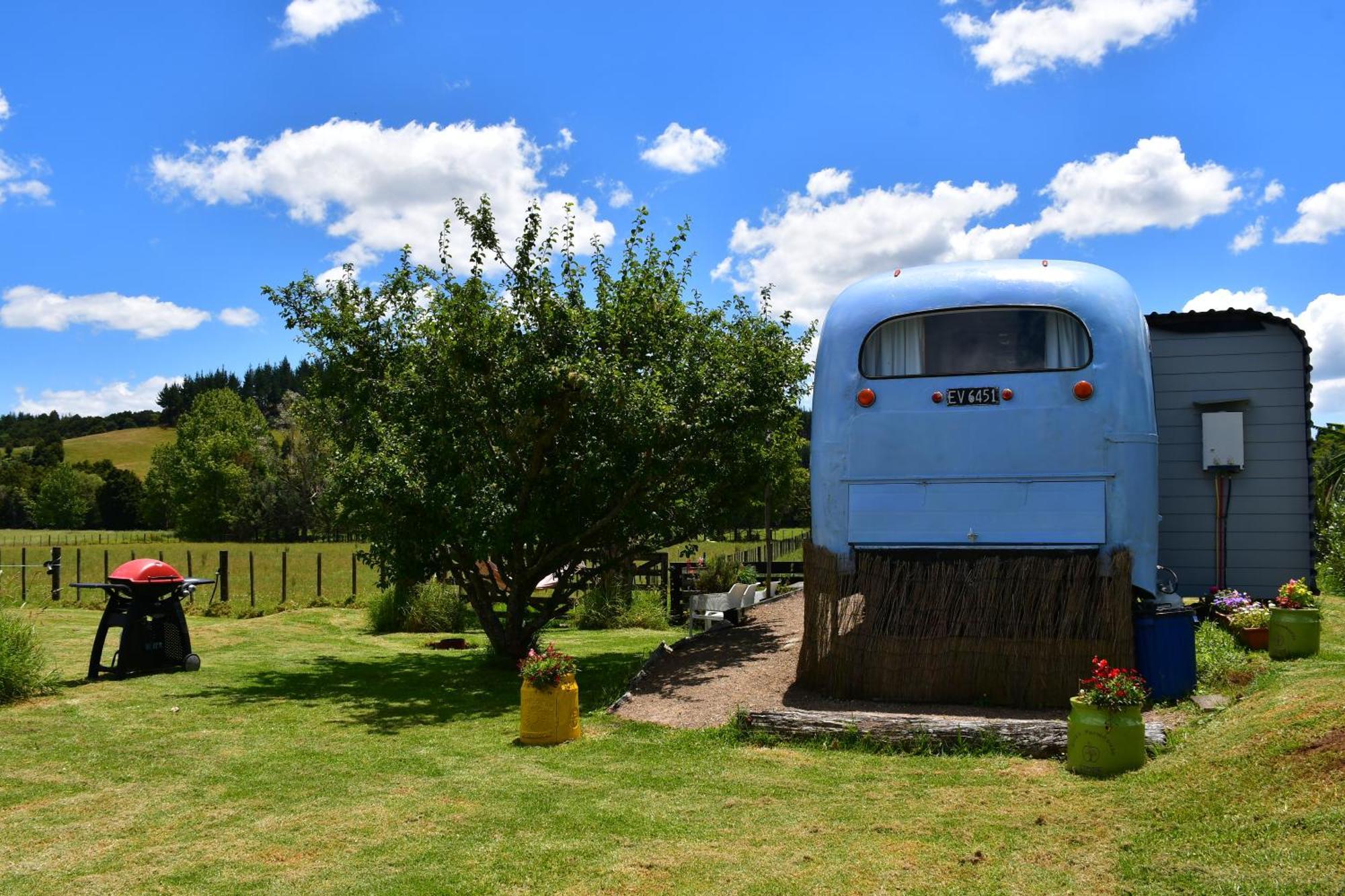 Puketona Evi The School Bus At Oromahoe Downs Farm מראה חיצוני תמונה