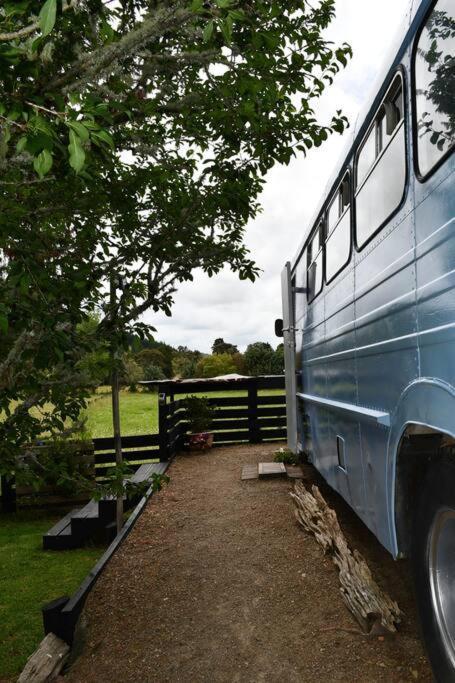 Puketona Evi The School Bus At Oromahoe Downs Farm מראה חיצוני תמונה